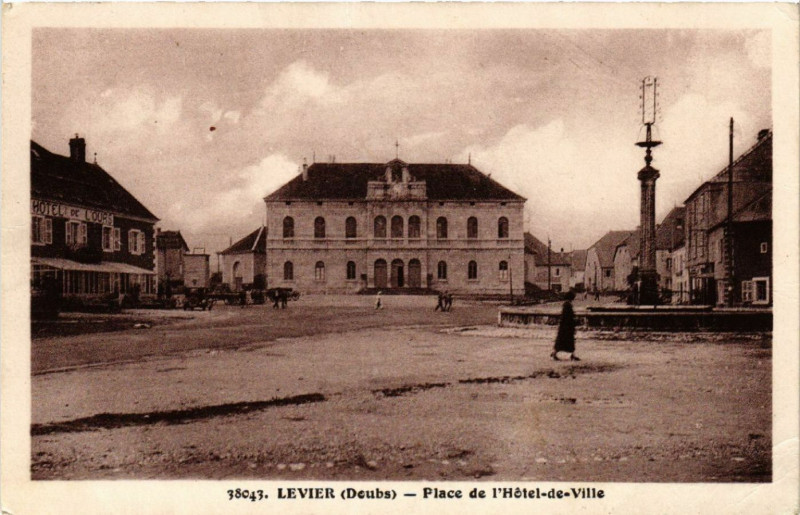 Carte postale ancienne Levier - Place de l'Hotel-de-Ville à Levier