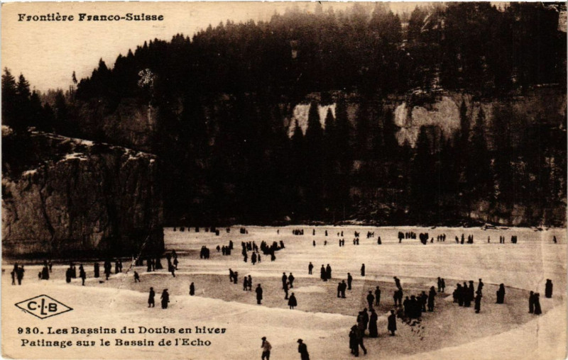 Carte postale ancienne Les Bassins du Doubs en hiver - Patinage sur le Bassin de l'Echo à Doubs