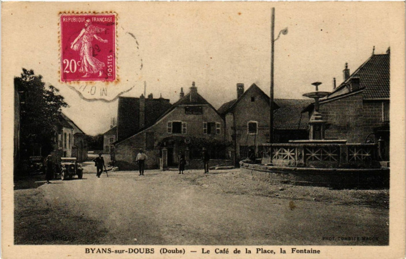Carte postale ancienne Byans-sur-Doubs - Le Café de la Place - la Fontaine à Byans-sur-Doubs