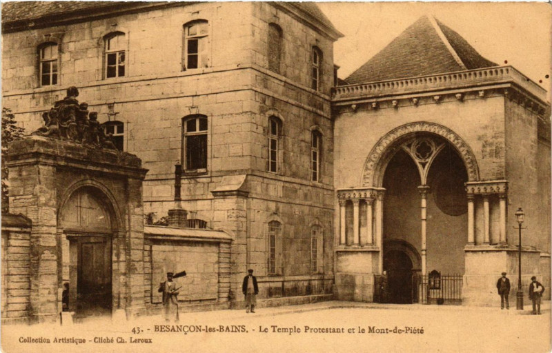 Carte postale ancienne Besancon-les-Bains - Le Temple Protestant et le Mont-de-Piété à Besançon