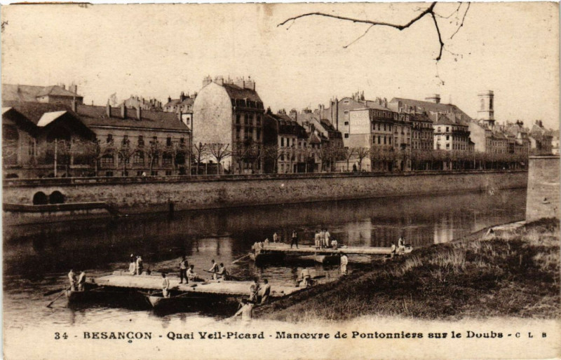Carte postale ancienne Besancon - Quai Veil-Picard - Manoevre de Pontonniers sur le Doubs à Besançon