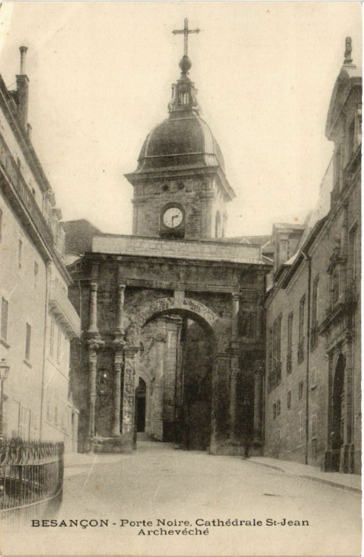 Carte postale ancienne Besancon - Porte Noire - Cathedrale Saint-Jean - Archevéché à Besançon