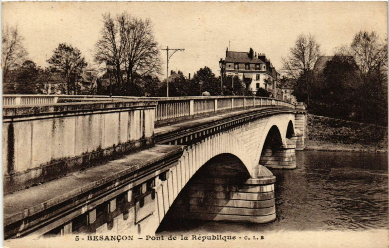 Carte postale ancienne Besancon - Pont de la Republique à Besançon