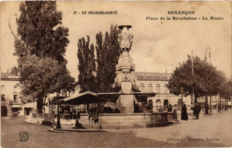 Carte postale ancienne Besancon - Place de la Revolution - Le Musée à Besançon