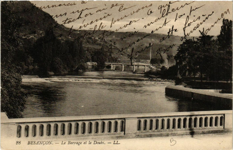 Carte postale ancienne Besancon - Le Barrage et le Doubs à Besançon