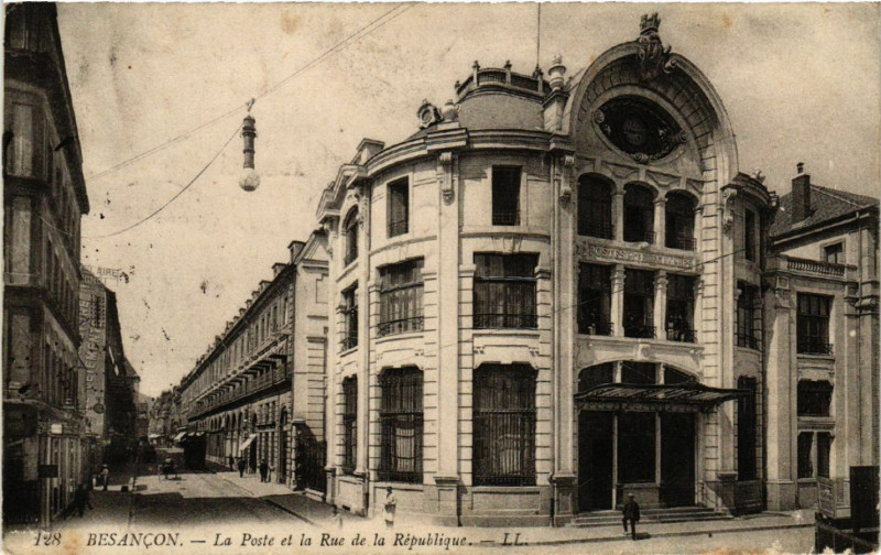Carte postale ancienne Besancon - La Poste et la Rue de la Republique à Besançon
