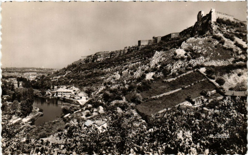 Carte postale ancienne Besancon - La Citadelle et Taragnoz à Besançon