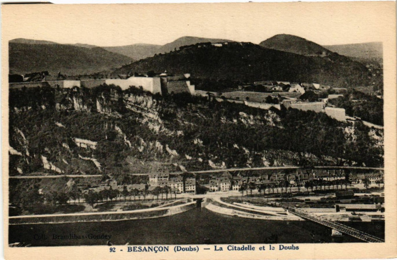 Carte postale ancienne Besancon - La Citadelle et le Doubs à Besançon