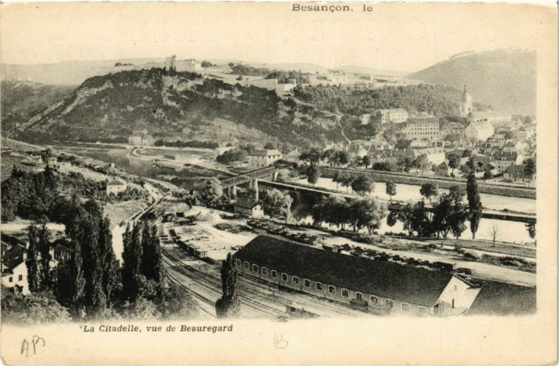 Carte postale ancienne Besancon - La Citadelle - vue de Beauregard à Besançon