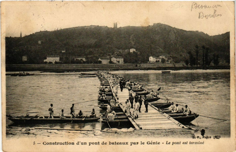 Carte postale ancienne Besancon - Construction d'un pont de bateaux par le Génie à Besançon