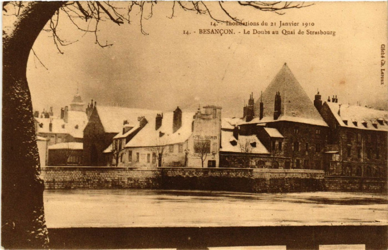 Carte postale ancienne Besancon - Inondations - 1910 - Le Doubs au Quai de Strasbourg à Besançon