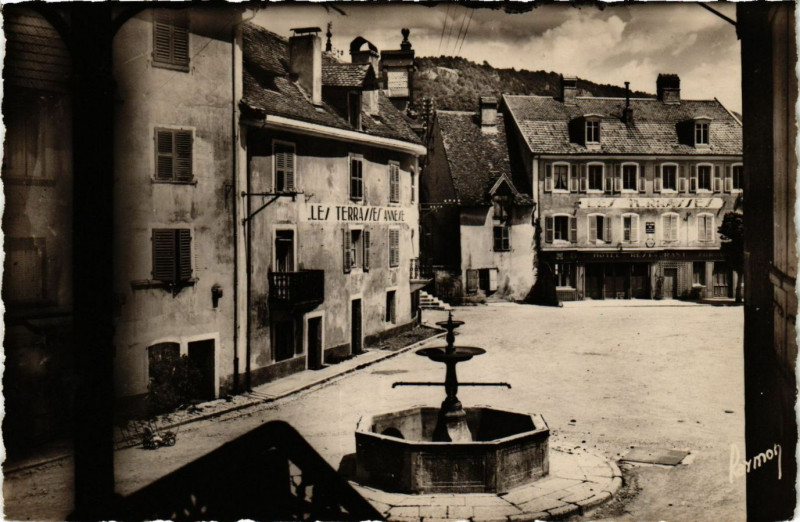 Carte postale ancienne Saint-Hippolyte - La Place à Saint-Hippolyte