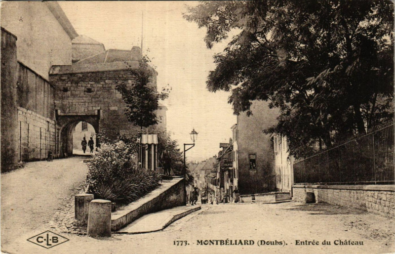 Carte postale ancienne Montbeliard - Entrée du Chateau à Montbéliard