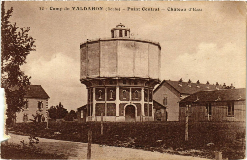 Carte postale ancienne Camp de Valdahon - Point Central - Chateau d'Eau à Valdahon