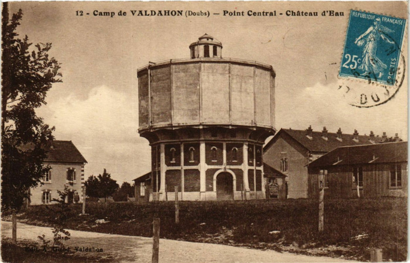 Carte postale ancienne Camp de Valdahon - Point Central - Chateau d'Eau à Valdahon