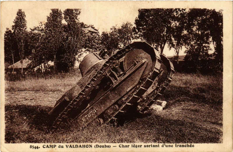 Carte postale ancienne Camp de Valdahon - Char leger sortant d'Une tranchée à Valdahon