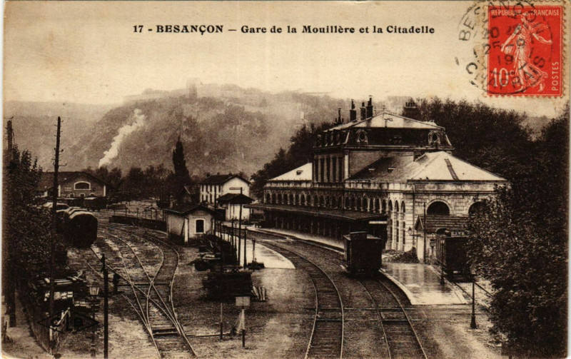 Carte postale ancienne Besancon - Gare de la Mouillere et la Citadelle à Besançon