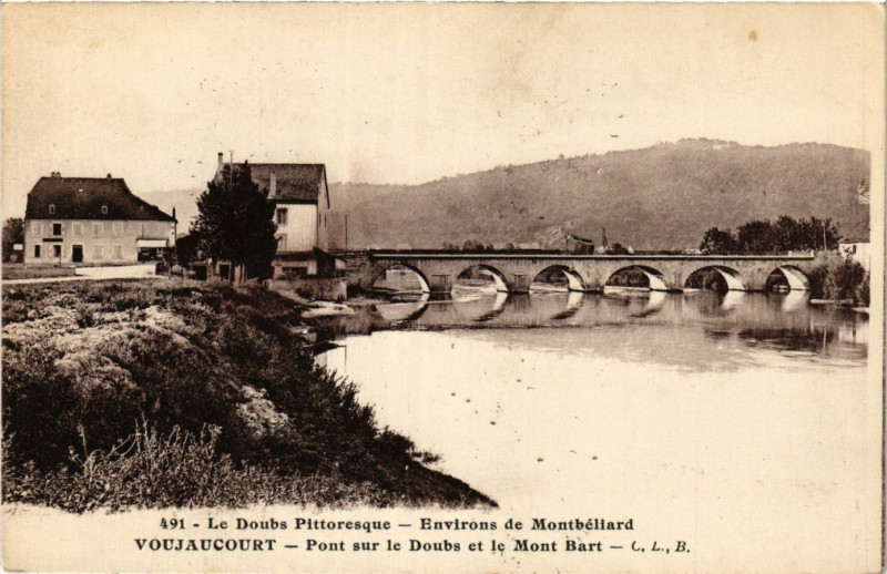 Carte postale ancienne Voujacourt - Pont sur le Doubs et le Mont Bart à Doubs