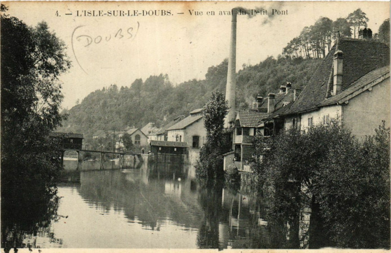 Carte postale ancienne L'Isle sur le Doubs - Vue en avat du Petit Pont à L'Isle-sur-le-Doubs