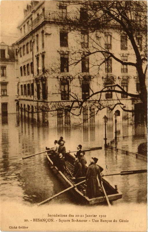 Carte postale ancienne Besancon - Square Saint-Amour - Une Barque du Genie à Besançon