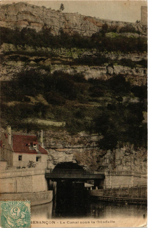 Carte postale ancienne Besancon - Le Canal sous la Citadelle à Besançon