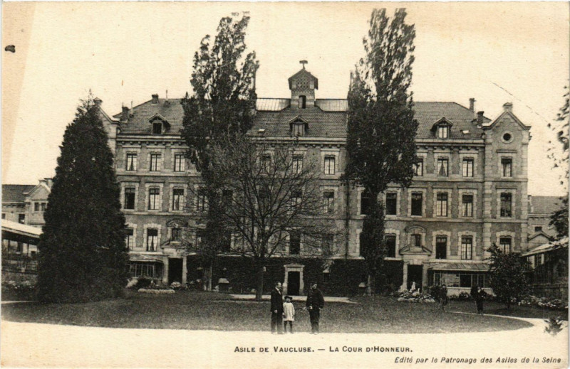 Carte postale ancienne Asile de Vaucluse - La Cour d'Honneur à Vaucluse
