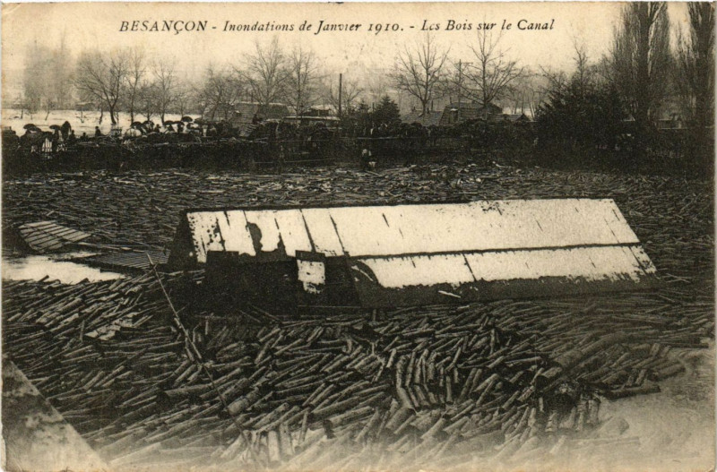 Carte postale ancienne Besancon - Inondations de Janvier 1910 - Les Bois sur le Canal à Besançon
