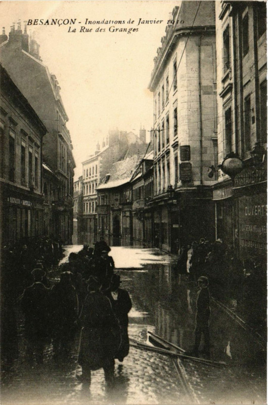 Carte postale ancienne Besancon - Indondations de Janvier 1910-La Rue des Granges à Besançon