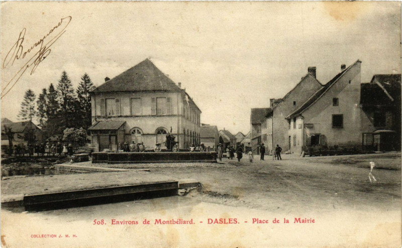 Carte postale ancienne Environs de Montbeliard - Dasles - Place de la Mairie à Montbéliard