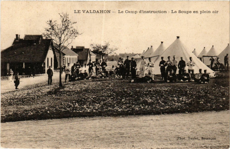 Carte postale ancienne Le Valdahon - Le Camp d'istructiom - La Soupe en plain air à Valdahon