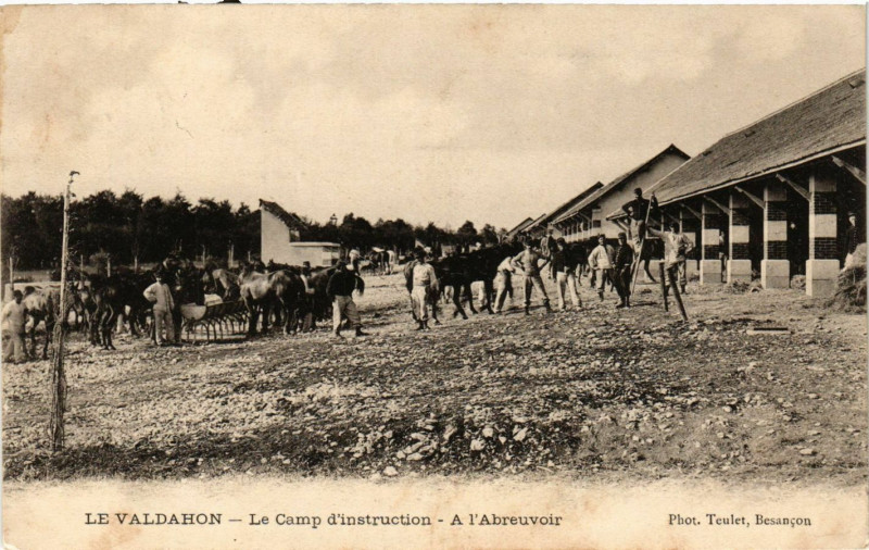 Carte postale ancienne Le Valdahon - Le Camp d'Instruction - A l'Abreuvoir à Valdahon