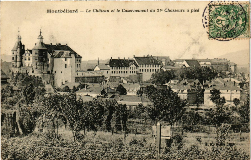 Carte postale ancienne Montbeliard - Le Chateau et le Casernement du 21* Chasseurs a pied à Montbéliard