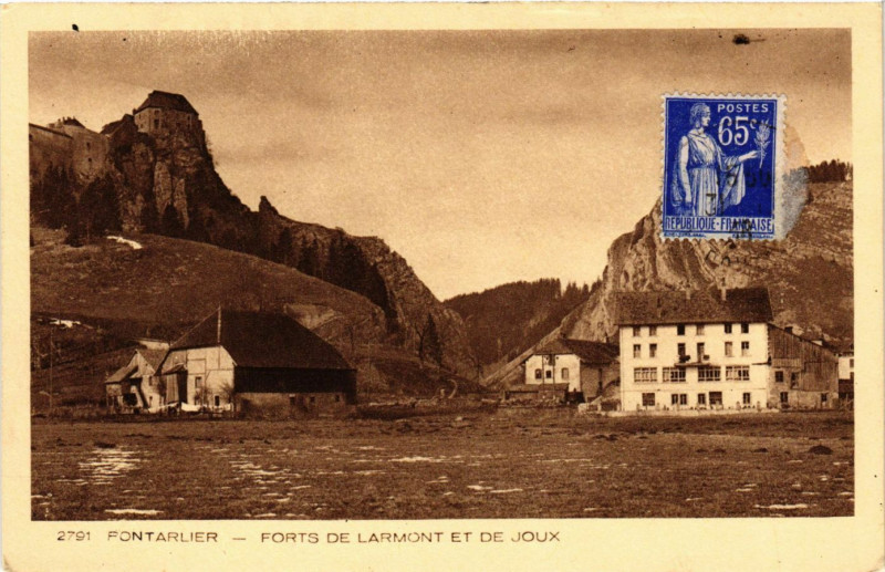 Carte postale ancienne Pontarlier - Forts de Larmont et de Joux à Pontarlier