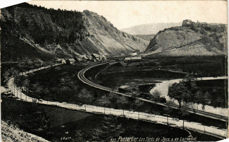 Carte postale ancienne Pontarlier Les Forts de Joux & du Larmont à Pontarlier