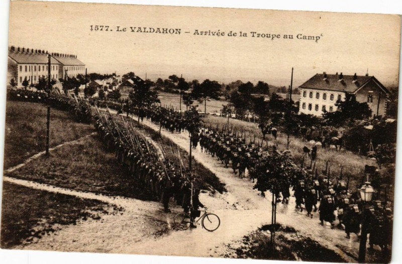Carte postale ancienne Le Valdahon - Arrivée de la Troupe au Camp à Valdahon