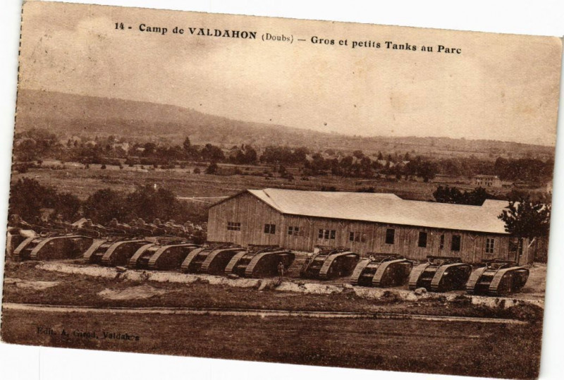 Carte postale ancienne Camp de Valdahon - Gros et petits Tanks au Parc à Valdahon