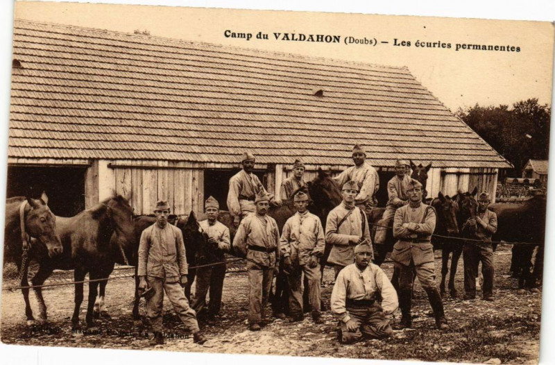Carte postale ancienne Camp du Valdahon - Les écuries permanentes à Valdahon