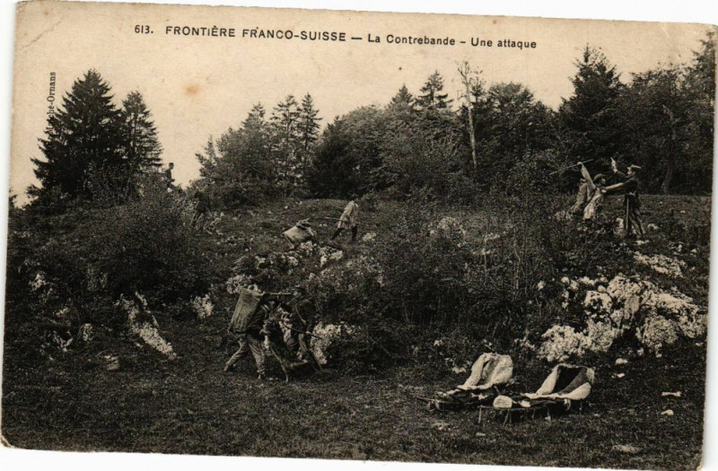 Carte postale ancienne Frontiere Franco-Suisse - La Contrebande - Une attaque