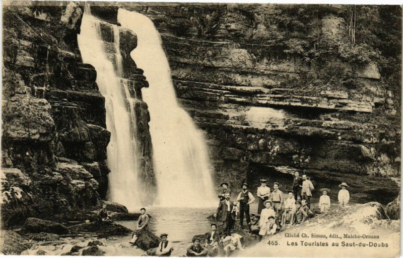 Carte postale ancienne Les Touristes au Saut-du-Doubs à Doubs