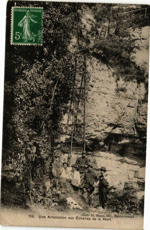 Carte postale ancienne Une Arrestation aux Echelles de la Mort