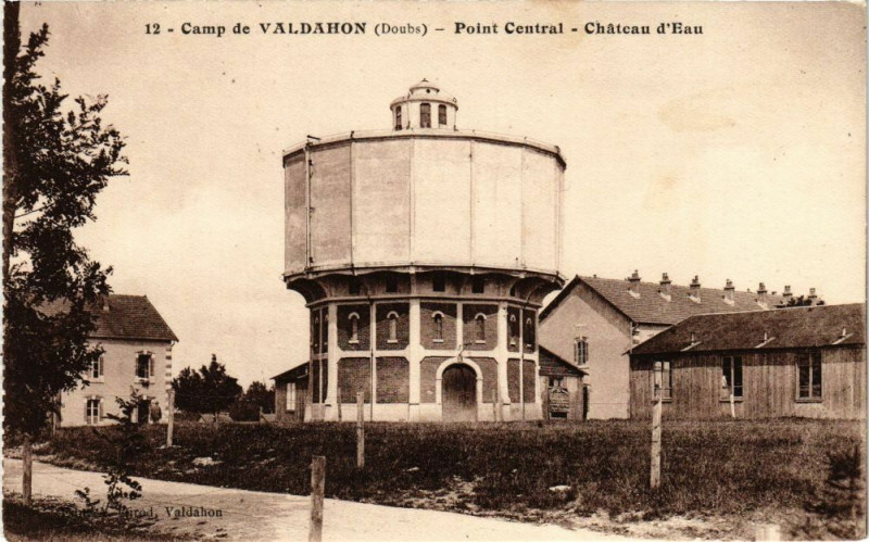 Carte postale ancienne Camp de Valdahon - Point Central - Chateau d'Eau à Valdahon