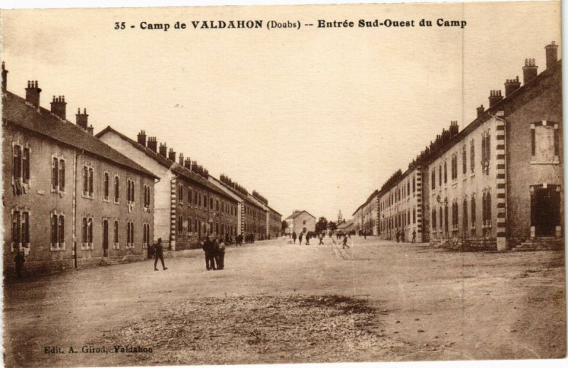 Carte postale ancienne Camp de Valdahon - Entrée Sud-Ouest du Camp à Valdahon