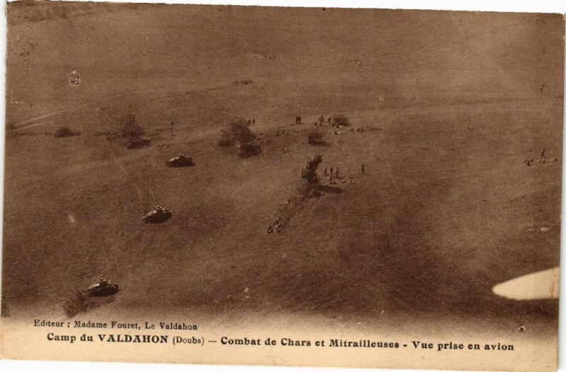 Carte postale ancienne Camp du Valdahon - Combat de Chars et Mitrailleuses - Vue.. à Valdahon