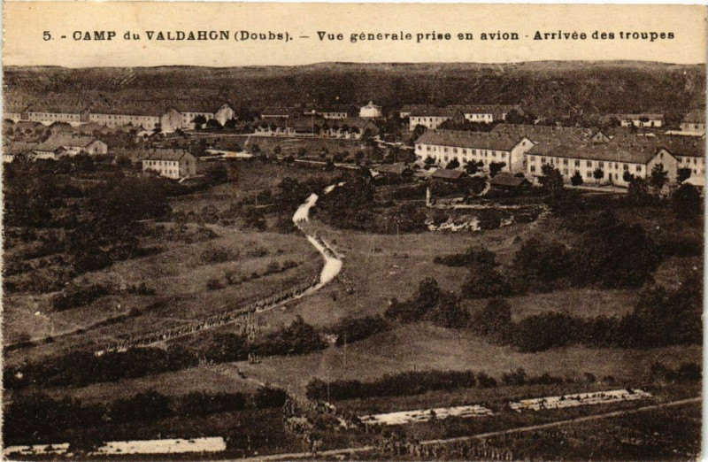 Carte postale ancienne Camp du Valdahon - Vue générale prise en avion - Arrivée... à Valdahon