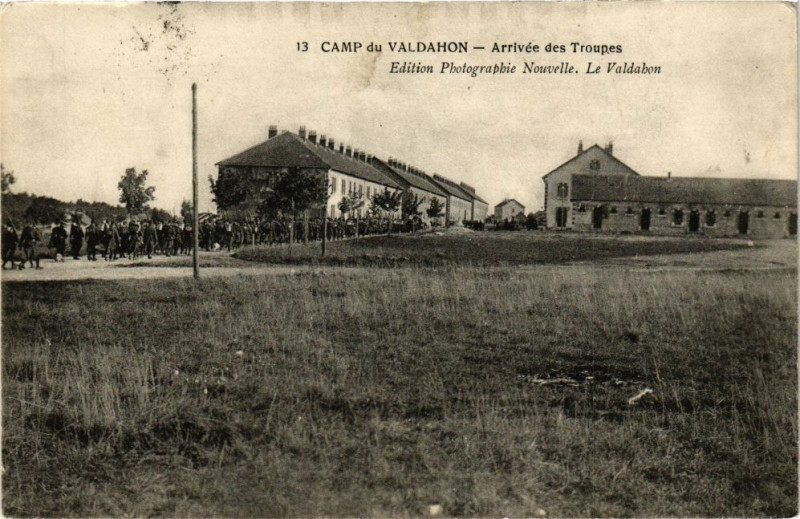 Carte postale ancienne Camp du Valdahon - Arrivée des Troupes à Valdahon
