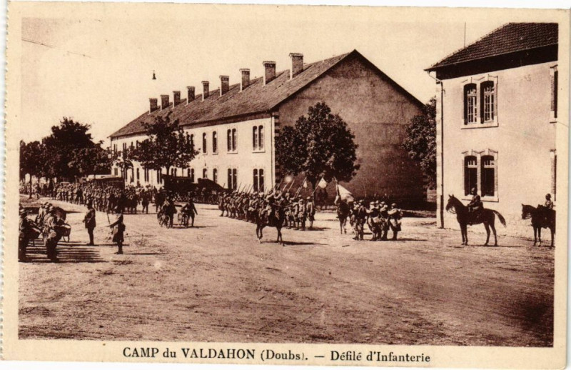 Carte postale ancienne Camp du Valdahon - Défilé d'Infanterie à Valdahon