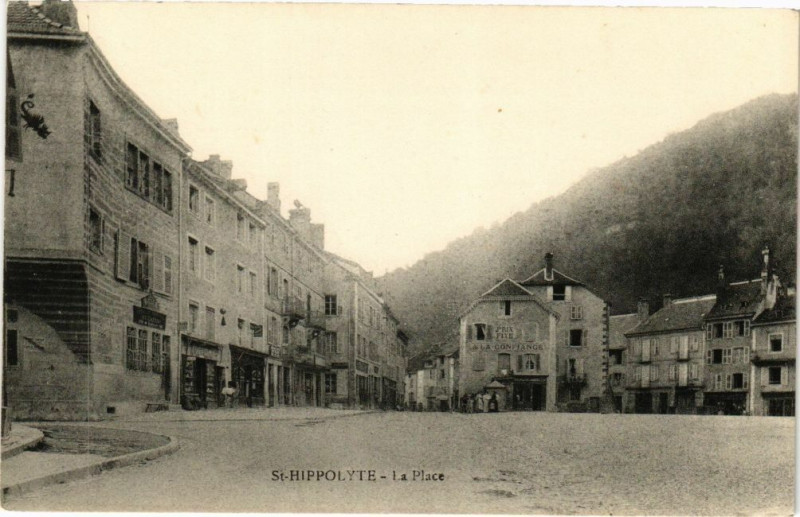 Carte postale ancienne Saint-Hippolyte - La Place à Saint-Hippolyte