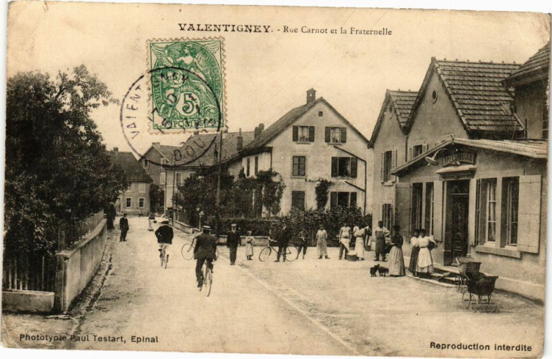Carte postale ancienne Valentigney - Rue Carnot et la Fraternelle à Valentigney