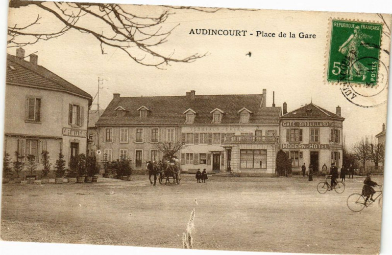 Carte postale ancienne Audincourt - Place de la Gare à Audincourt