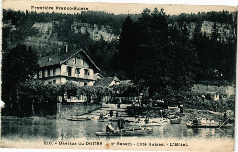 Carte postale ancienne Bassins du Doubs - Bassin - Coté Suisse - L'Hotel à Doubs